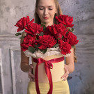 Коробка с красными французскими розами "Алые розы"